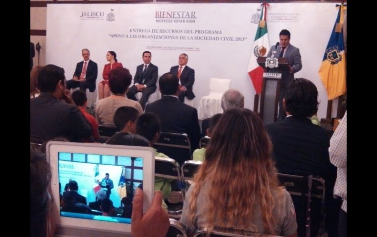 El gobernador Aristóteles Sandoval entrega apoyos a 61 asociaciones civiles por 20 millones de pesos.  /