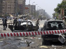 Oficiales de seguridad inspeccionan el lugar donde se produjo el atentado. ARCHIVO /
