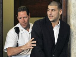 Aaron continúa negando las acusaciones de asesinato. AP /