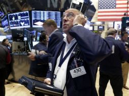 El Dow Jones sufrió un ligero descenso hacia el final de la jornada de este viernes. ARCHIVO /