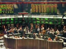 La disminución de la tasa de interés interbancaria propició el ligero avance en la BMV. ARCHIVO /