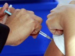 La vacuna desarrollaría las células inmunitarias del paciente y podría detectar las células de melanoma cancerosas. ARCHIVO /