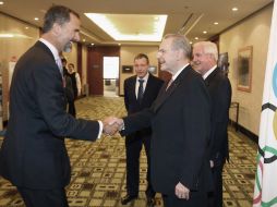 El principe Felipe de Borbón saluda al presidente del COI Jacques Rogge previo a la asamblea. EFE /