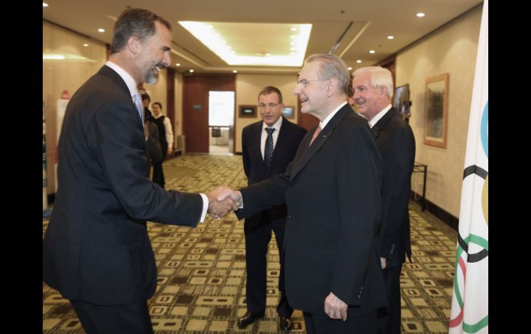 El principe Felipe de Borbón saluda al presidente del COI Jacques Rogge previo a la asamblea. EFE /
