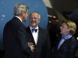 John Kerry fue recibido por el Ministro de Defensa lituano Juozas Olekas y la embajadora de EU Deborah McCarthy. AP /