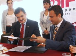 Tonatiuh Bravo, rector general de la UdeG, y Héctor Robles, presidente municipal de Zapopan, firman el convenio. ESPECIAL /