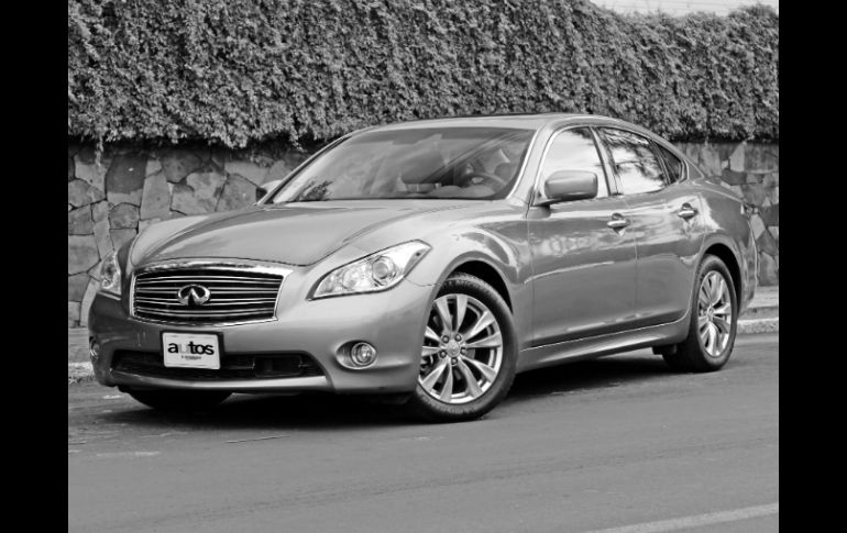 FUERZA. Bajo el cofre despierta la potencia que esconde con su elegancia.  /