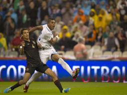 Costly (der) saca el disparo con el que anotó el segundo gol de Honduras. AFP /