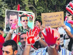Cientos de libaneses se manifiestan en contra de un posible ataque a Siria, enfrente de la embajada de Estados Unidos, en Beirut. EFE /