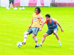 Aldo de Nigris (izq) vuelve a su ciudad de nacimiento y al estadio del club con el que debutó en 2002. EL INFORMADOR /