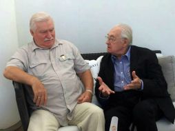 El expresidente polaco y Nobel de la Paz, Lech Walesa (I), y el cineasta Andrzej Wajda (D) conversan en Venecia. EFE /