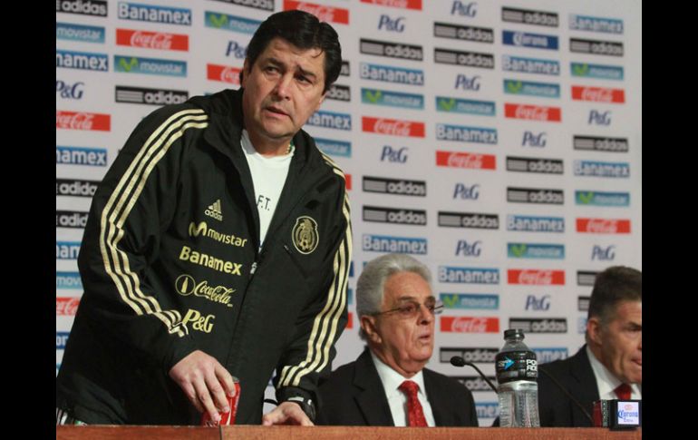 Luis Fernando Tena (izq) reconoce el mal momento que vive la selección pero confía en un cambio a partir del martes. NTX /