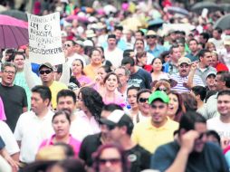 La escena. Más de cinco mil maestros, de acuerdo con el Ayuntamiento de Guadalajara, marcharon ayer sobre la Avenida Alcalde.  /