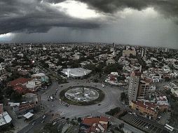 Alrededor de las 19:30 la lluvia se dejó sentir con fuerza en la ciudad. Imagen tomada de webcamsdemexico.com ESPECIAL /