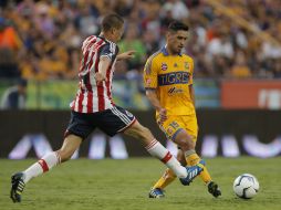 Enriquez disputa un balón con Viniegra en el partido. MEXSPORT /