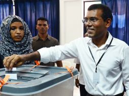 El candidato vencedor Mohamed Nashid sonríe al momento de emitir su voto en una casilla electoral. AFP /