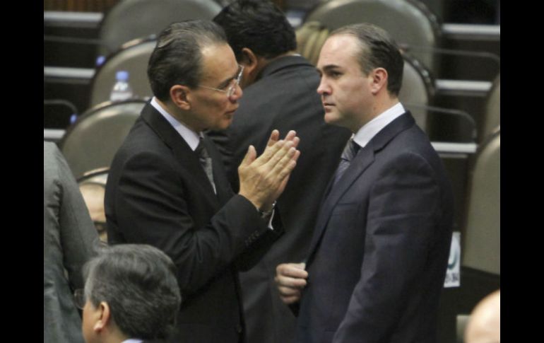 El diputado Héctor Gutiérrez de la Garza (izquierda) en la cámara de diputados. ARCHIVO /