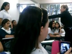 Profesora exhibe a alumna por criticarla en Twitter.  /