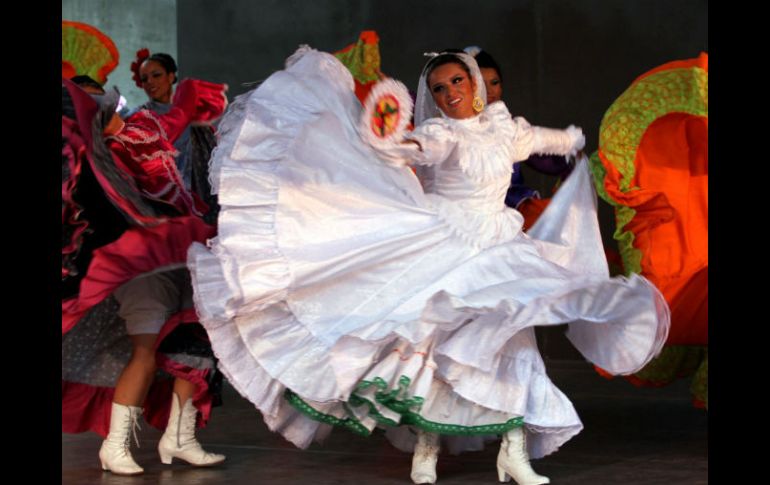 Bailarines y bailarinas elegantemente de blanco ofrecieron un mosaico de las diferentes tradiciones dancísticas de México. NTX /