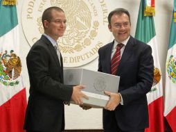 Luis VIdegaray (D) entrega el Paquete Económico 2014 y la propuesta de reforma energética a Ricardo Anaya (i). SUN /