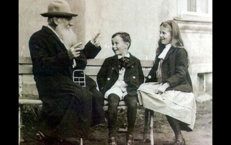León Tolstoi, junto a sus nietos. Tomada de @NerdsAllStar en Twitter. ESPECIAL /