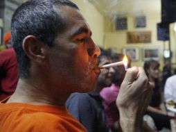 Analistas pronostican la caída de los cigarros normales, a manos de los cigarros electrónicos. ARCHIVO /