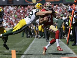 Colin Kaepernick recibe un duro golpe de Matthews durante el partido. AP /
