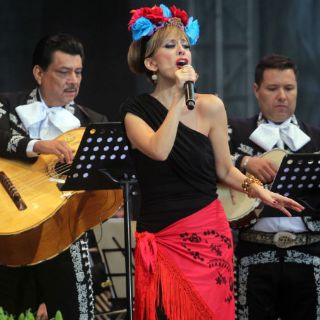 Filippa Giordano cierra el Encuentro del Mariachi bajo la lluvia