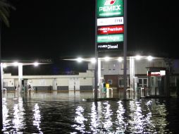 Una gasolinera resulta inundada.  /