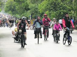 Aunque estuvo presente la lluvia, los ciudadanos acudieron al paseo, algunos de ellos sin impermeables que los protegieran del agua. EL INFORMADOR /
