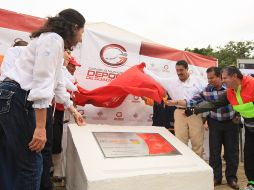 El presidente municipal de Guadalajara, Ramiro Hernández, develó una placa conmemorativa del noveno aniversario de la Vía RecreActiva. EL INFORMADOR /