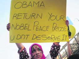 RECHAZO SOCIAL. Una paquistaní sostiene una pancarta en la que piden a Obama que regrese el Premio Nobel de la Paz. AFP /