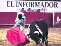 El chaval Nicolás Gutiérrez cuajó tandas de mérito por la diestra y al natural que fueron premiadas con un apéndice. EL INFORMADOR /