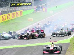 En la primera curva, Sergio Pérez es tocado por atrás por Kimi Räikkönen y el jalisciense se va de frente. AFP /
