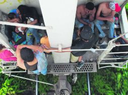 Inmigrantes centroamericanos viajan en ''La Bestia'' en busca del sueño americano. EFE /