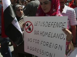 Una manifestante sostiene una pancarta durante una sentada celebrada en la plaza Youssef al Azmeh de Damasco. EFE /