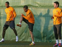 Dani Alves (C) mantiene precauciones ante sus problemas en los tendones del tobillo derecho. ARCHIVO /