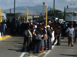 En Chalco, Estado de México, los maestros toman la caseta de cobro; permiten el paso gratis. Foto: @VPHUGo05 ESPECIAL /