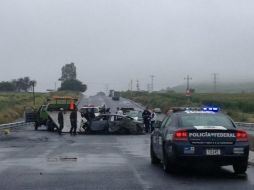 Autoridades encontraron el auto estrellado en un muro de contención. ESPECIAL /