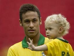 Neymar carga a su pequeño retoño, Davi Lucca, después del amistoso entre Australia y Brasil. AP /