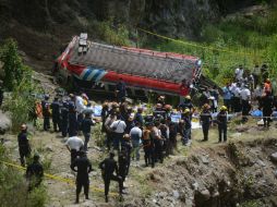 Al autobús se precipitó 75 metros en línea recta a un barranco en uno de los accidentes más graves en Guatemala. AFP /
