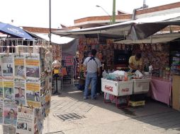 Los equipamientos urbanos como puestos de periódico son inmobiliario instalado por empresas que tienen concesión para operarlo. ARCHIVO /