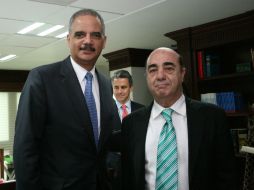 Murillo Karam (d) sostuvo una reunión con Eric Holder (i) y otros funcionarios de EU. ARCHIVO /