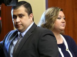 George Zimmerman y su esposa Shellie (atrás) protagonizaron un altercado que desembocó en el arresto del ex vigilante. ARCHIVO /