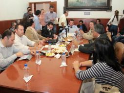 El Comité de Adquisiciones del Congreso del Estado durante su sesión de hoy. Imagen de @LegislativoJal. ESPECIAL /