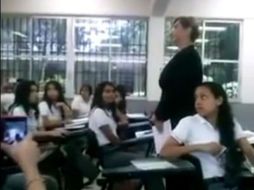 La maestra durante la confrontación con sus alumnos. ESPECIAL /