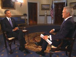 Barack Obama (i) en entrevista con Scott Pelley (d) sobre el posible ataque a Siria. AP /