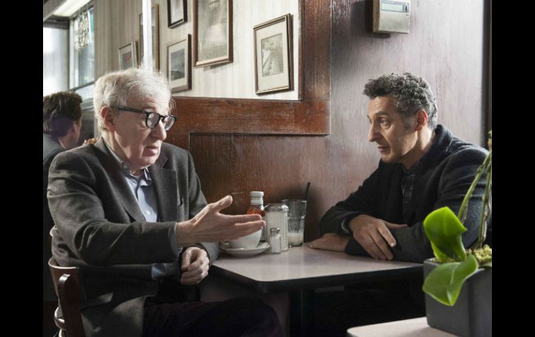 La película narra la historia de Fioravante (Turturro) y su amigo Murray Schwartz (Allen) quienes deciden dedicarse a la prostitución. AP /