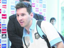 Messi encabeza la delegación de Argentina al llegar a Asunción, donde disputará el partido que puede darles el pase al Mundial. AP /