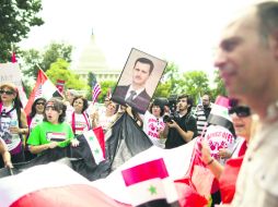 Un grupo de personas protestan contra la intervención militar en Siria, en las inmediaciones del Capitolio, en Washington. EFE /